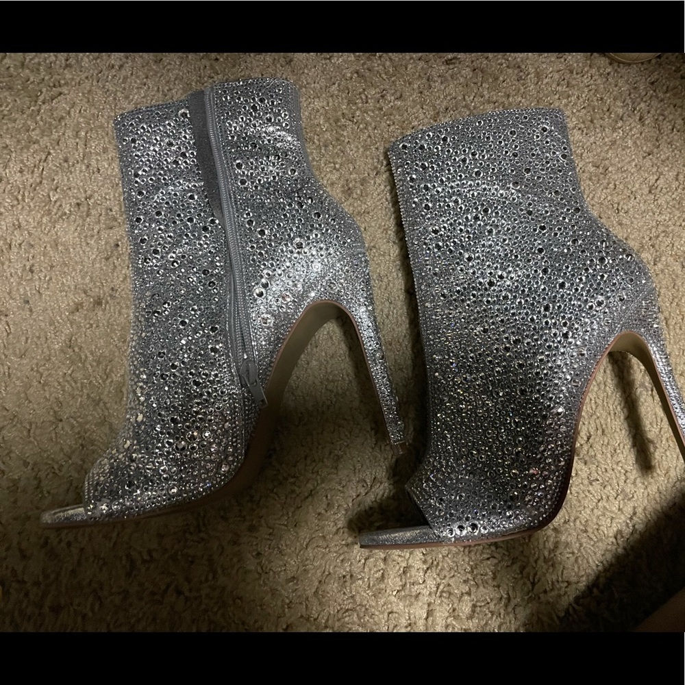 Steve Madden dispute-R heel. Perfect for upcoming holidays.